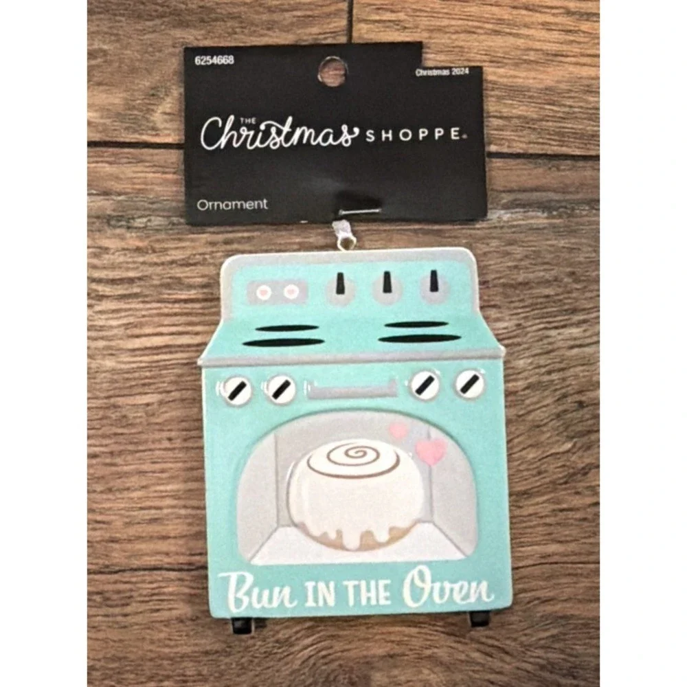 New Bun In The Oven Pregnancy‎ Baby On The Way Christmas Ceramic Ornament
